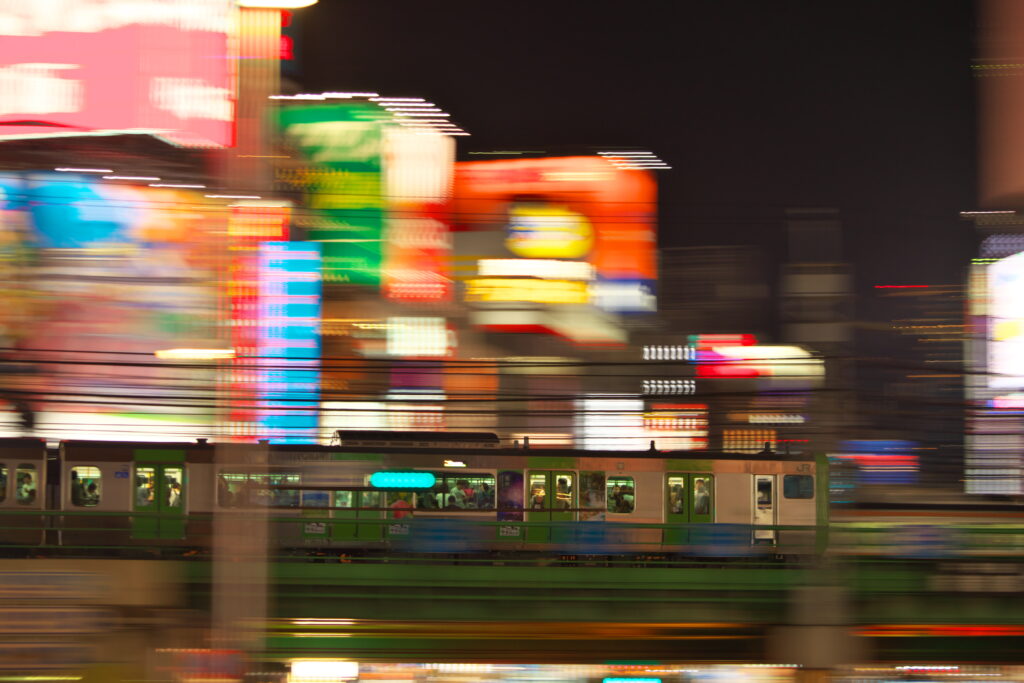 新宿歌舞伎町山手線流し撮り